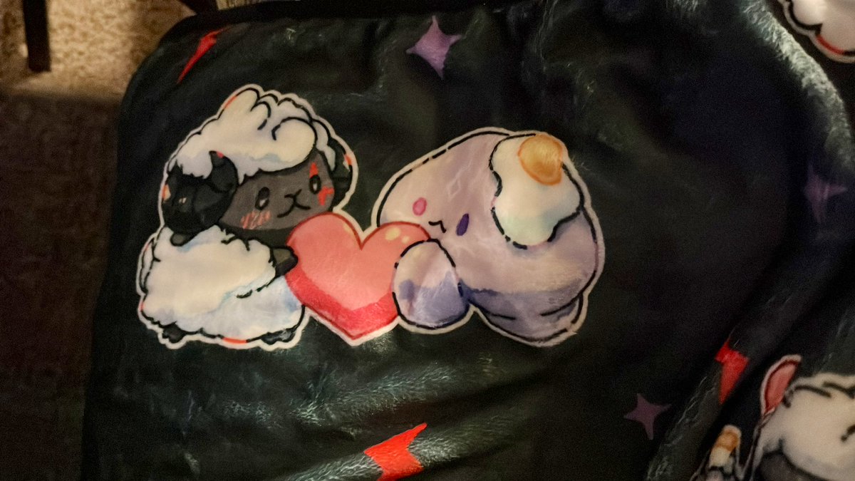 <a href="/hellotwinsies/">Celly & Melly</a> the blanket is so comfy!! ; ; ❤️💜