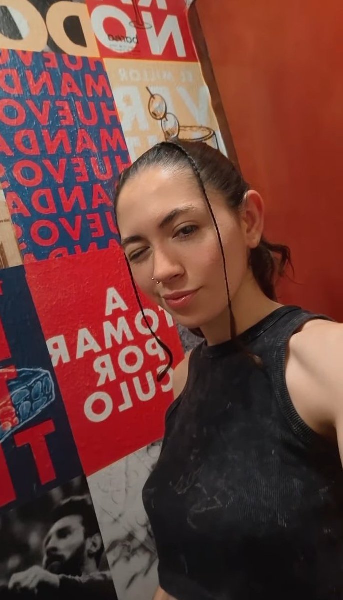 daniaches's tweet photo. Hola me rio para no llorar, díganme cosas lindas loco 😓 https://t.co/jzR0eCeyBV