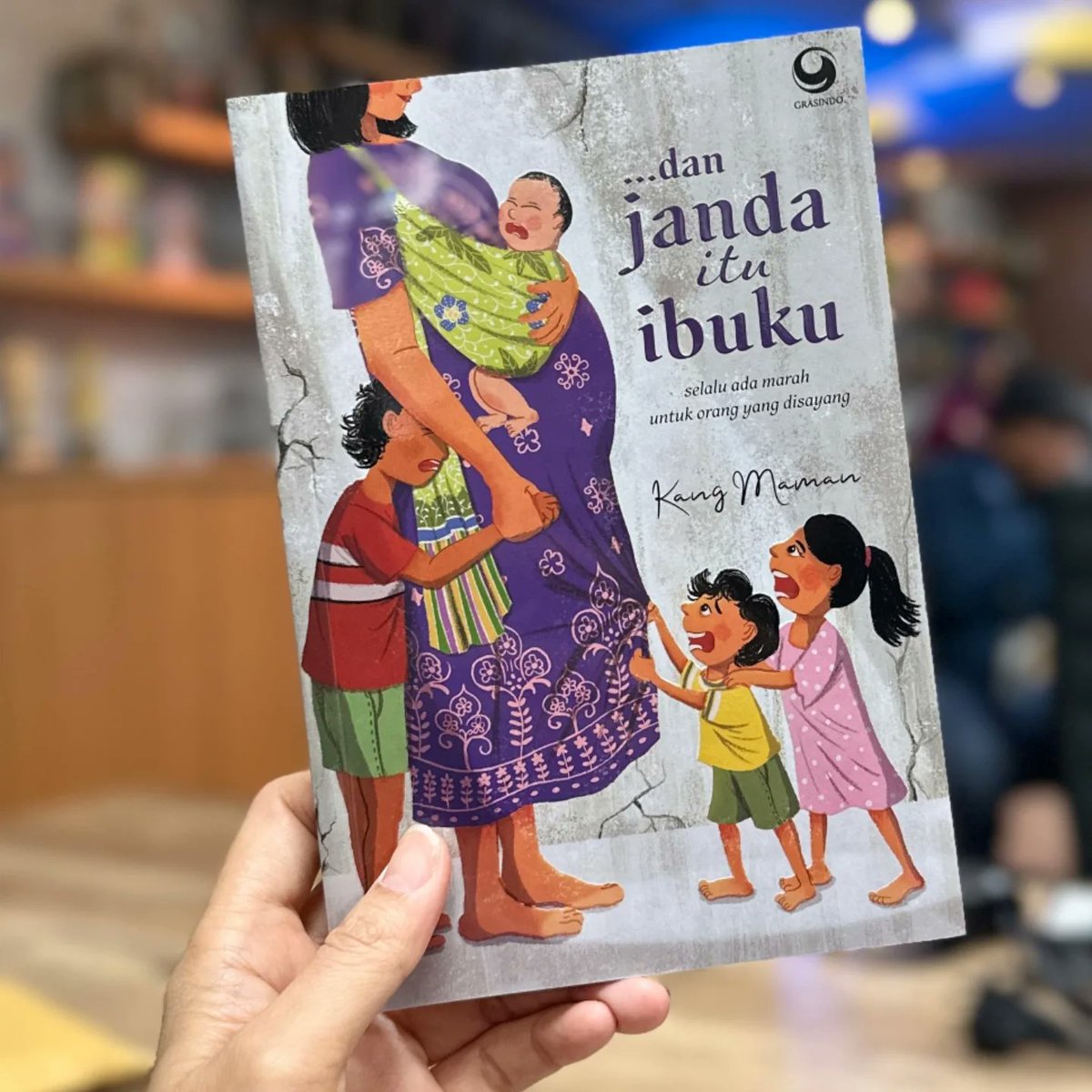 maman1965's tweet photo. Hari ini
10 November 2024
Buku terbaru saya diluncurkan:
#danjandaituibuku .

Karenanya, saya &amp; @JNE_ID menyiapkan 10 paket buku itu + kaos untuk 10 pemenang #GiveAway kali ini.

Apa yang hendak kamu sampaikan untuk perempuan yang telah melahirkanmu: IBU ? https://t.co/mBKepR4edy