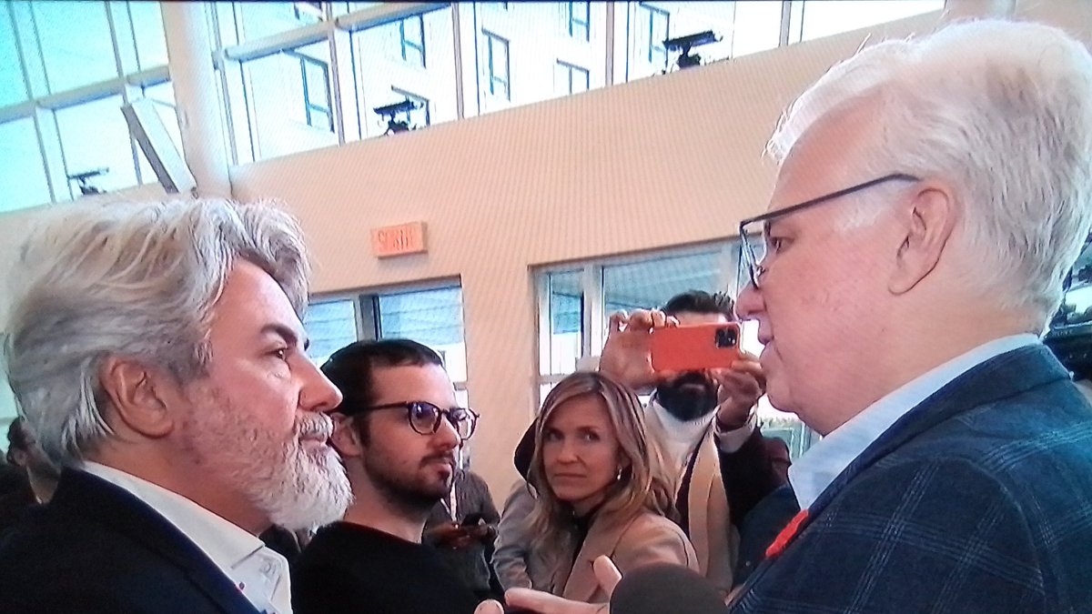 referendumNON's tweet photo. #CongrèsPLQ 🇨🇦
#PabloRodrigez #PLC et #Couillard #PLQ parlent d'avenir. Hahaha

#polQc #austerite #Montreal #Quebec https://t.co/A7uYwQdOAy