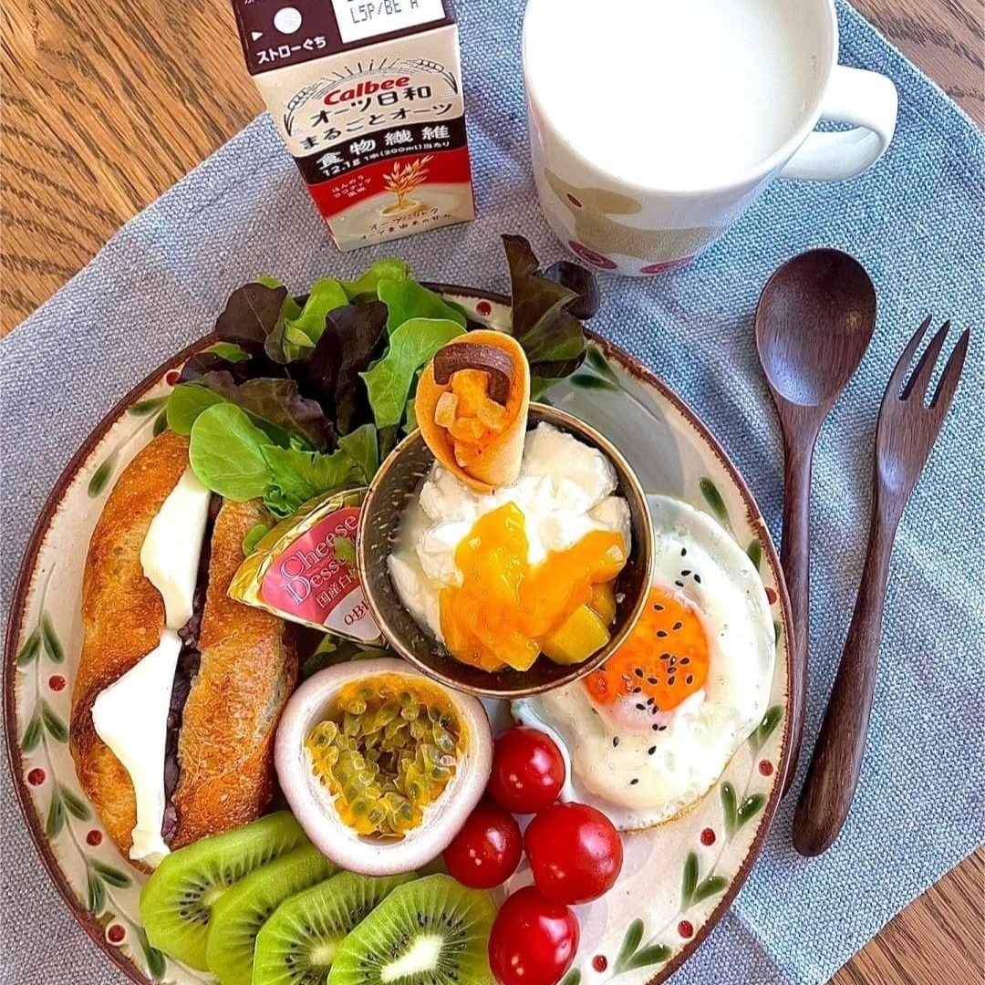 本日の朝食メイン:あずきとチーズのパン
マンゴープリンにヨーグルトを混ぜて傘クッキーのヨーグルトボウルを作りました。パッションフルーツ半粒、キウイフルーツ半粒、ミニトマト数粒、目玉焼き1個、アイスミルク1杯、シリアルドリンク

#朝食#日本の朝食#和定食#ヘルシー朝食#おにぎり#味噌汁