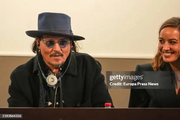 New photos of Johnny at the press conference of “Modi - Three Days on the Wing of Madness” in Sevilla.

#JohnnyDepp