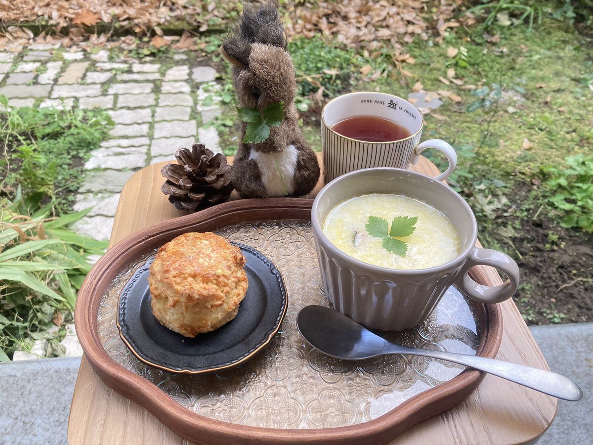 お庭での朝食にお付き合いするリス。
本日のメニューはくるみとチーズのスコーンと、秋鮭の入ったクラムチャウダーです。