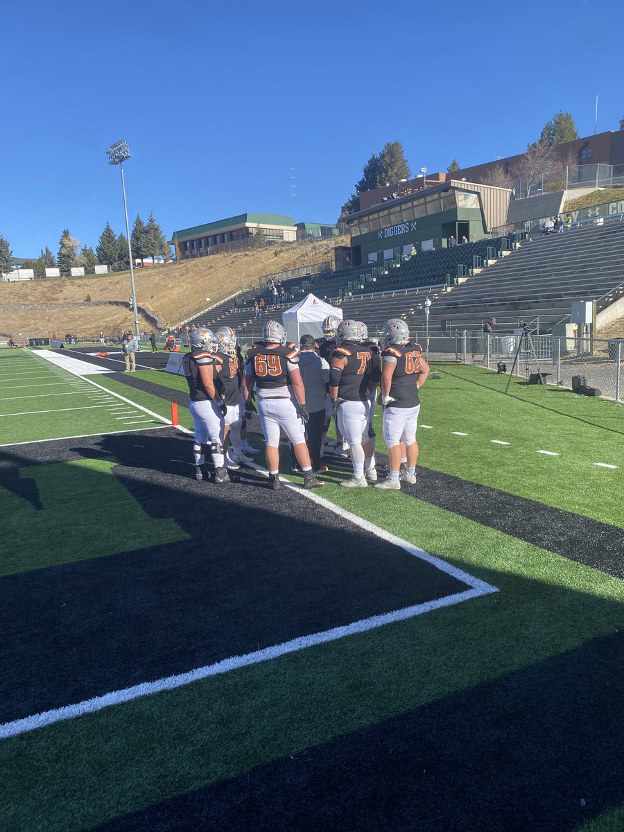 shanepetersdorf's tweet photo. Thank you @KodyTorgerson for the game day , Excited for the future 🧡🧡#rolldiggs @CoachThatcher @CoachMAllenFB @CoachTravisDean @CoachKyleSamson @CoachMann90 @wsstephenson1 @Casen55 https://t.co/S5VUfd2nSZ