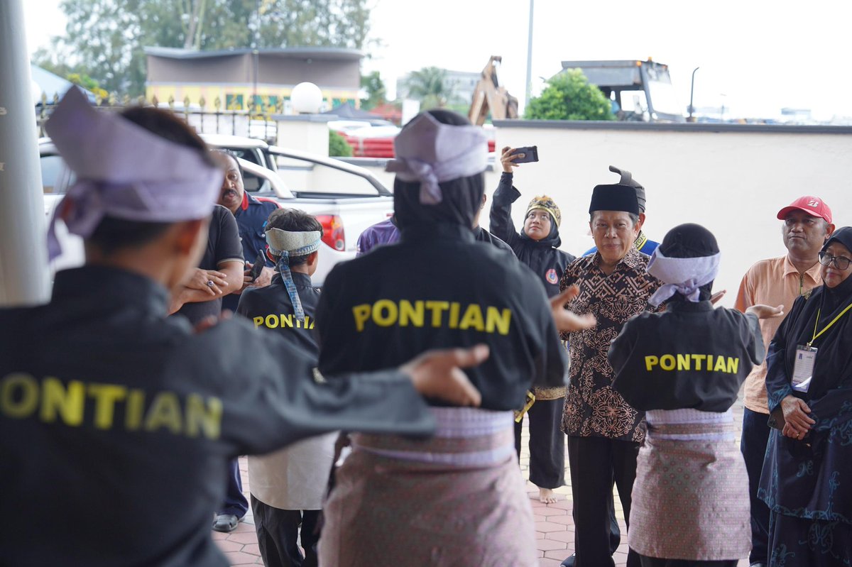 ahmadmaslan's tweet image. 9/11/24 : Perasmian Festival Silat Pesaka Daerah #Pontian di Dewan Jubli Intan, dihadiri 14 wakil persilatan. Terima kasih menjemput saya.

#Silat mendidik ahlinya agar taat kpd Allah, hormati ketua, berani menegakkan kebenaran. 

Moga dunia persilatan terus segar &amp;amp; berkembang.