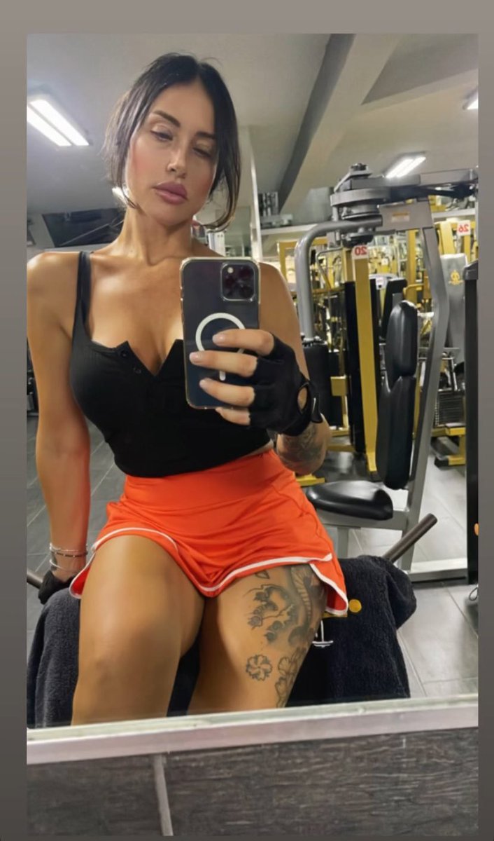 Na ihr scheiß Loser 
Ab in meine Dms mit euch!! 
Drückt an eure mommy ab 😈💸
#herrin #sklave #findom #loser #zahlschweine