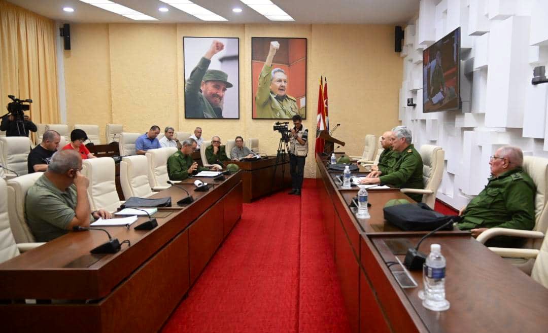 🇨🇺| Luego de visitar La Habana, Artemisa y Mayabeque, las tres provincias más afectadas por el paso del huracán Rafael, el presidente <a href="/DiazCanelB/">Miguel Díaz-Canel Bermúdez</a> encabezó el Consejo de Defensa Nacional, donde se evaluaron nuevas acciones para apoyar la recuperación en esos territorios.