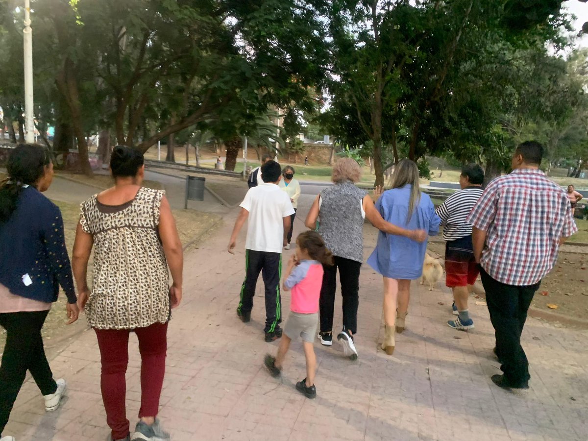FabiolaCuan's tweet photo. Que se nos hace de noche recorriendo el #ParqueRíoDeJaneiro 🌳🌲🌳

Gracias al Doctor @lomelijuanjosejauregui por su siempre disposición para trabajar en corresponsabilidad gobierno y ciudadanos.

Gracias a las y los ciudadanos con los que tuve oportunidad de conversar y atender. https://t.co/Yyrxfw0EzE