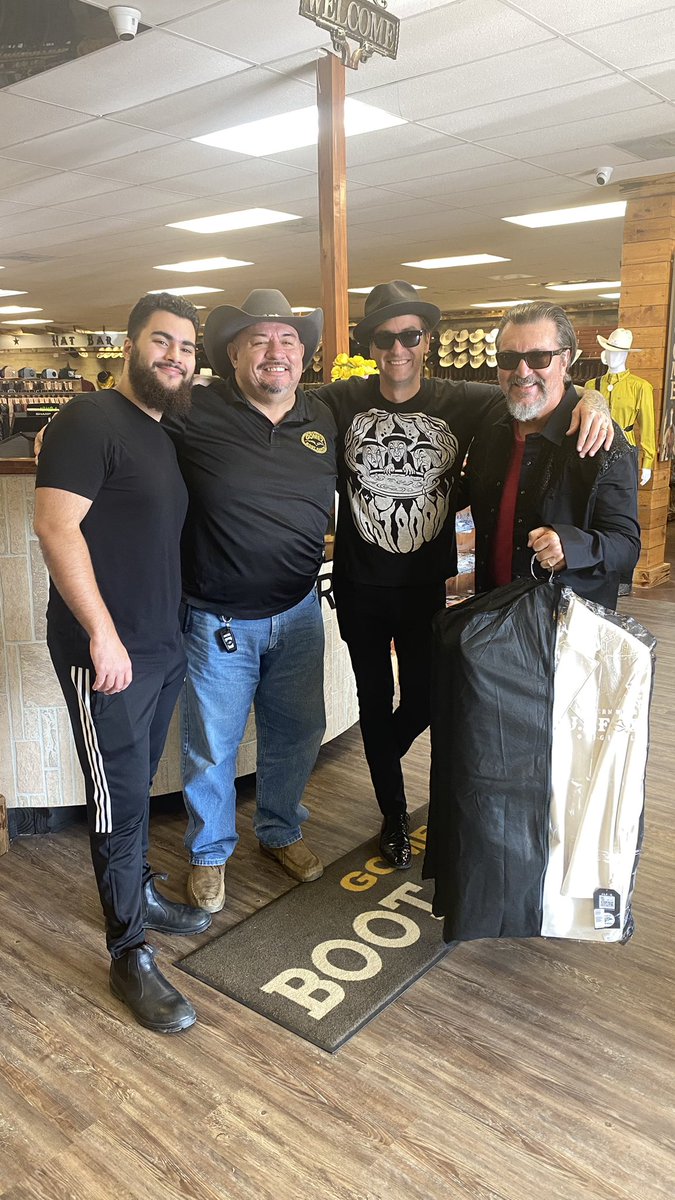 Big_Sugar_Music's tweet photo. The start of an epic week with #theblackcrowes #rootvalach #sharpdressedman #gomezbootranch #tobincentersanantonio #acllivemoodytheater #thevanguardtulsa #choctawcasinos #thecontinentalclubhouston https://t.co/Ey7dg94vD8