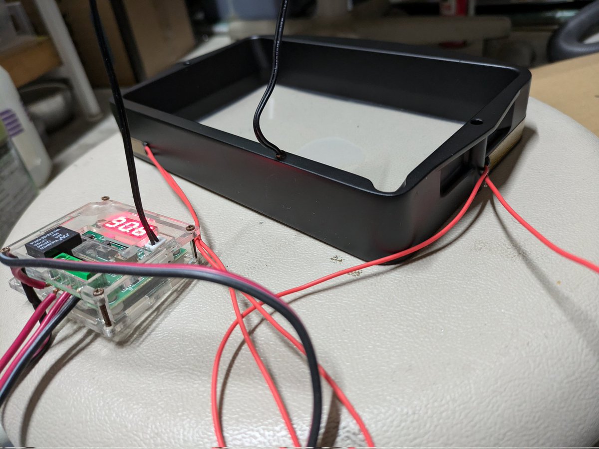 yasnishiyama's tweet photo. #ELEGOO
#ChituSystems
寒くなってきたのでレジンタンクにヒーターを。 https://t.co/o6PrK7rbQP