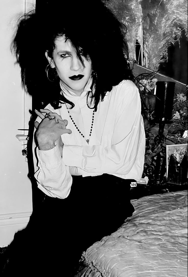 midnightwitch01's tweet photo. Remembering the late and ledgandry Rozz Williams on his birthday 🦇 https://t.co/AGAizY98wU