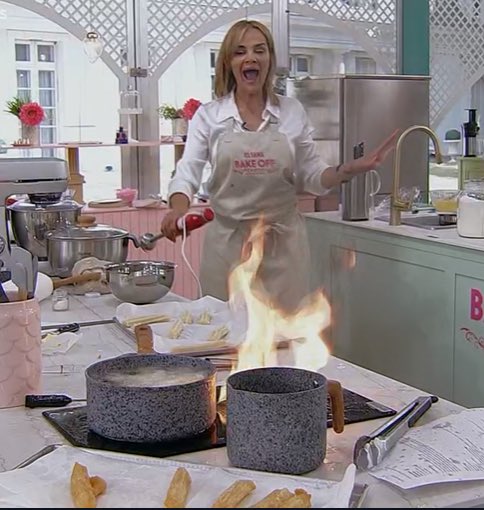 En #BakeOffFamosos están haciendo lo que no hay que hacer. Churros sin la receta ni la maquinaria necesaria. Siempre decimos que es un peligro y que se pueden quemar. Si tenés ganas de comer churros, cómprale al churrero amigo, sea quien sea. O sino, hace torta frita que no