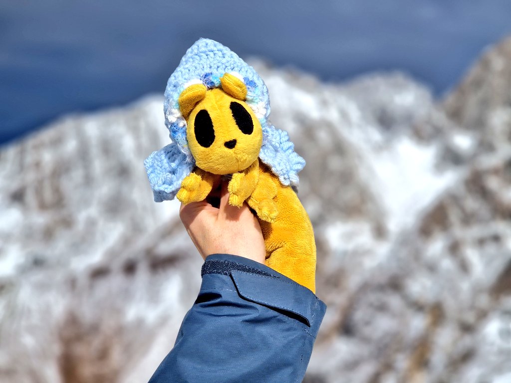 forrksie's tweet photo. Trying to spead as much positivity as I can 🌸 went on a hike and took little Monk with us, they loved their coat and the snowy mountains😁🏔🗻

#rainworld #rainworldart https://t.co/MsrxaZrw4d