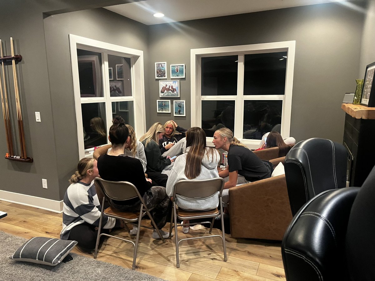 Pre-season dinner at Coach Sigrist’s house! So excited to get started on Monday 💜 #WTW #WW4W
