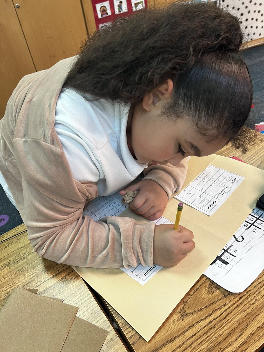 SeminaryHillsFW's tweet photo. 🟡Third Grade Thursday🟡
Student in Math class were creating input / output tables and writing verbal descriptions to define their rule. 

#SHPisthePlacetoBEE #OneFWISD

@fortworthisd @nakitabrewer8 @anaelluebanos @cc_renteria @charlieGarciaFW https://t.co/9t7VBFgRjV