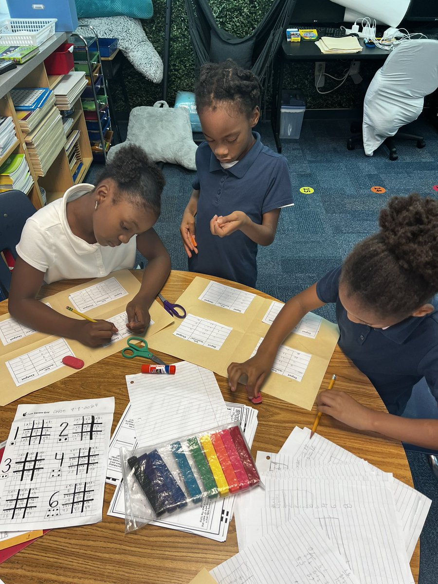 SeminaryHillsFW's tweet photo. 🟡Third Grade Thursday🟡
Student in Math class were creating input / output tables and writing verbal descriptions to define their rule. 

#SHPisthePlacetoBEE #OneFWISD

@fortworthisd @nakitabrewer8 @anaelluebanos @cc_renteria @charlieGarciaFW https://t.co/9t7VBFgRjV