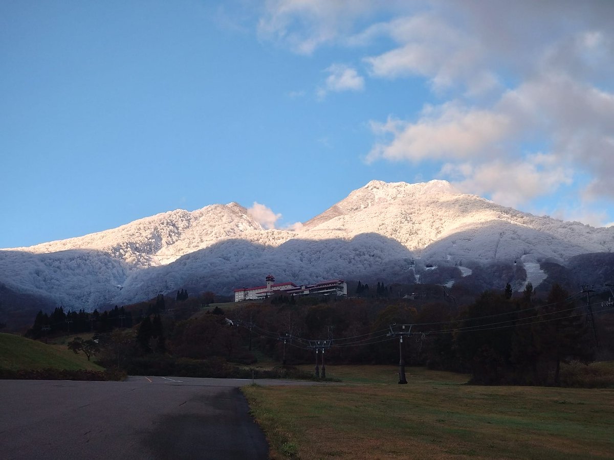 Pretty site to wake up to!

Transfers: myoko.jp/tokyo-myoko-sh…
Resort info: myokoskiresort.com
Accomm: joetsu-myoko.com/joetsu-myoko-a…
Car Rental: joetsu-myoko.com/myoko-car-rent…

#MyokoJapan #Myoko #myokoskiresort #SkiMyoko #myokokogen #myokokogenjapan #myokosnow #妙高高原 #妙高山 #妙高