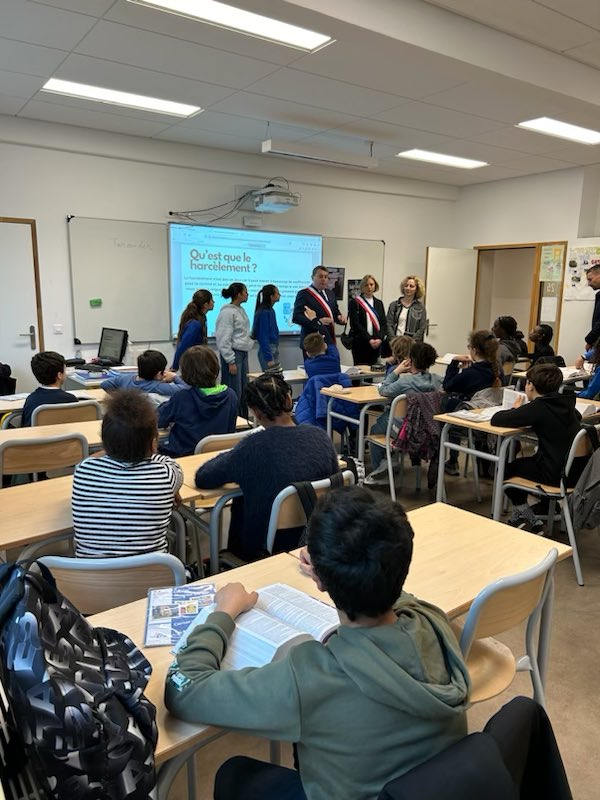 benoit_gobin's tweet image. Avoir les mots pour dire et réagir avec force contre le harcèlement, c’est le sens de cette journée de lutte. Merci à @EricLejoindre et @anneclaire_boux pour leurs mots justes à l’attention des élèves de 6e, merci aux équipes du collège Maurice Utrillo engagées au quotidien.