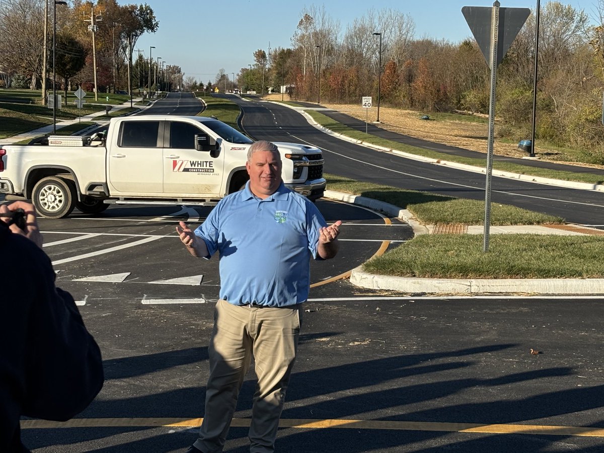 AvonSupt's tweet image. Congrats to ⁦@AvonIndianaGov⁩ on opening of new roundabout at Dan Jones.  Huge improvement to help traffic near ⁦@AHS_Orioles⁩.  Completed 6 months ahead of schedule!