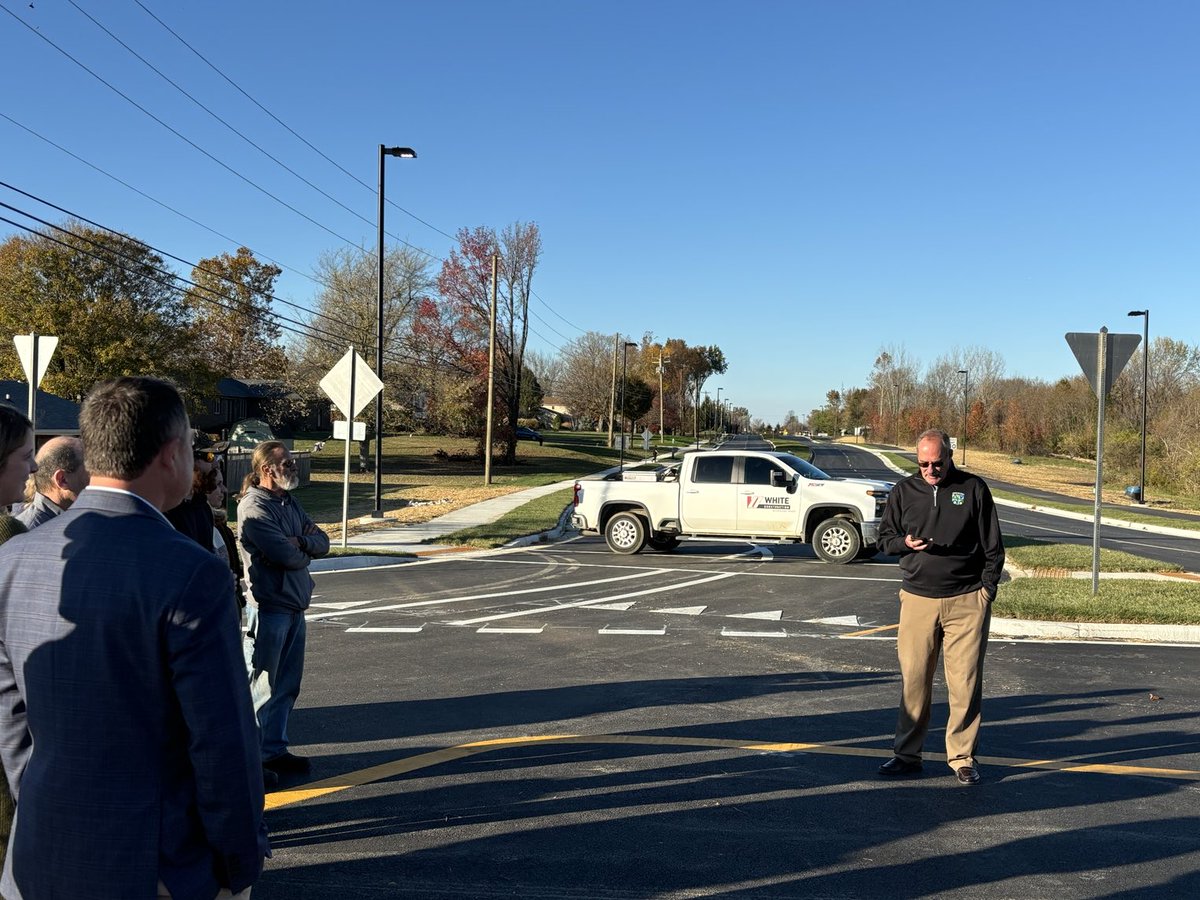 AvonSupt's tweet image. Congrats to ⁦@AvonIndianaGov⁩ on opening of new roundabout at Dan Jones.  Huge improvement to help traffic near ⁦@AHS_Orioles⁩.  Completed 6 months ahead of schedule!