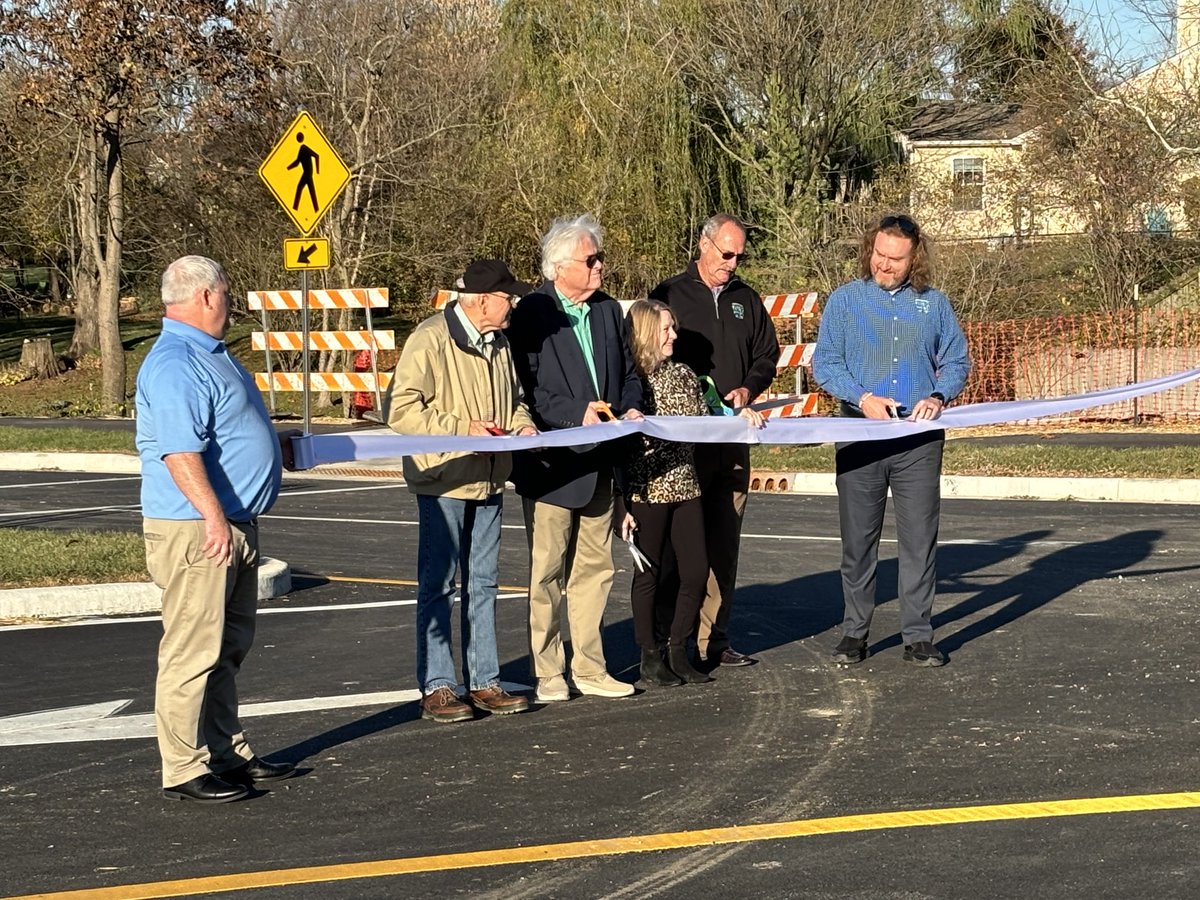 AvonSupt's tweet image. Congrats to ⁦@AvonIndianaGov⁩ on opening of new roundabout at Dan Jones.  Huge improvement to help traffic near ⁦@AHS_Orioles⁩.  Completed 6 months ahead of schedule!