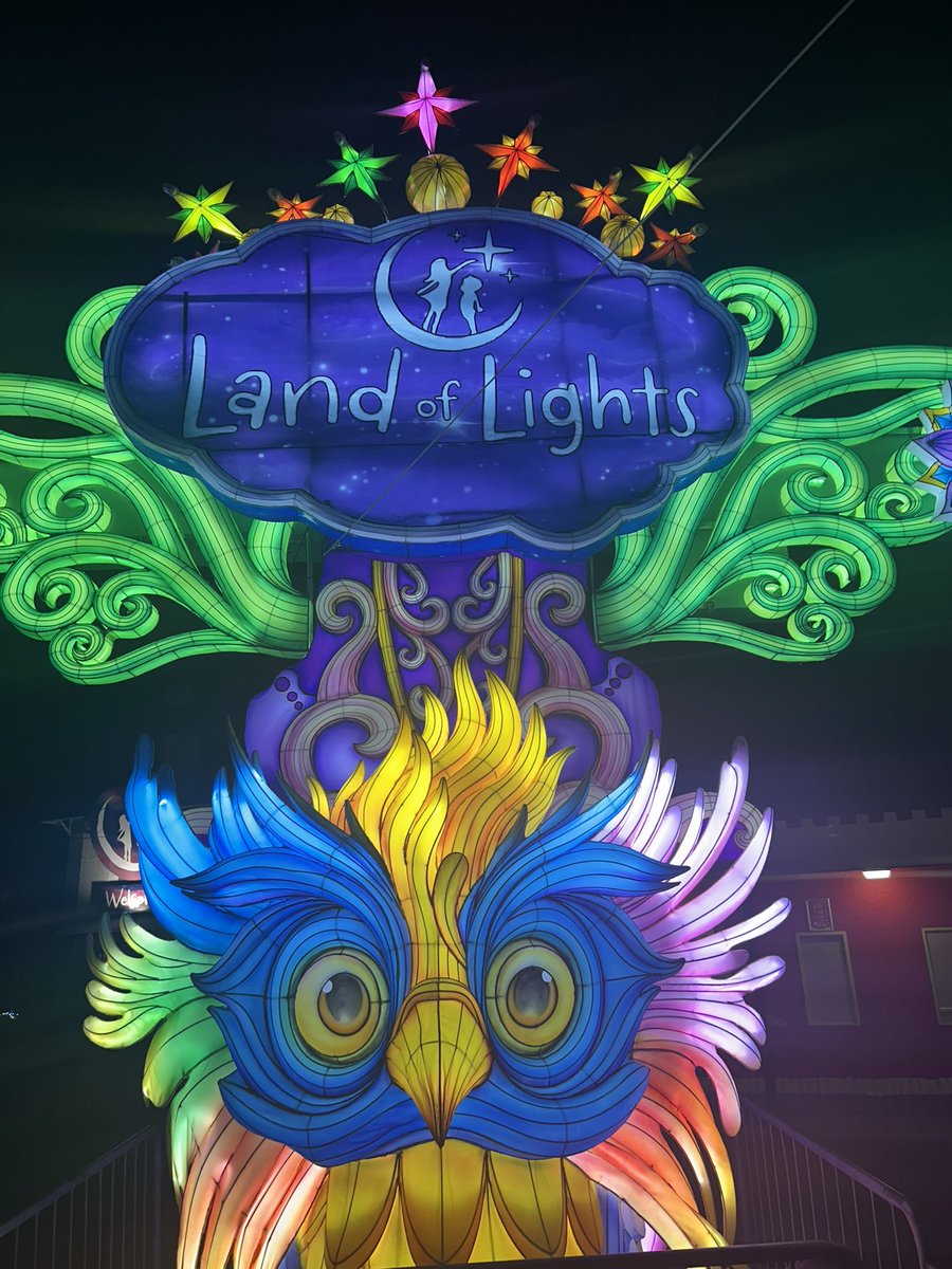 Lovely evening at Gullivers World Warrington Land of Lights preview event very impressed that they’ve invested in a whole new set up for year 2.

#gulliversworld
#landoflights 
#lightwalks 
#lighttrail