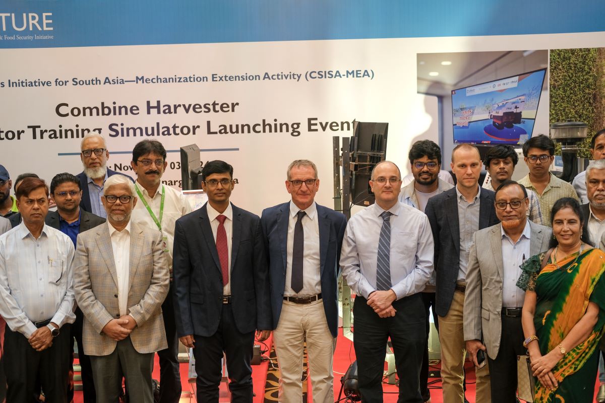 CIMMYT's tweet photo. 🚜Bangladesh steps into a new era of agri-training! The first Combine Harvester Simulator brings safe, advanced training to Dhaka. This CIMMYt-led initiative with Metal Agritech & Abedin Equipments boosts skilled operators & attracts young entrepreneurs🌾#CSISA @USAID @USAID_BD https://t.co/tb9TOmsqsx