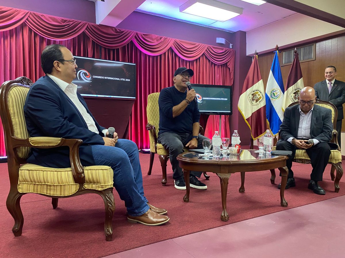 PenchoDuque's tweet photo. Interesante compartir hoy la moderación en la inauguración del “Congreso Internacional @UTECedusv” con @LLainez_ES @Marcosrv_TCS y conversar un rato sobre la IA en las comunicaciones. https://t.co/QXdmMKrXtN