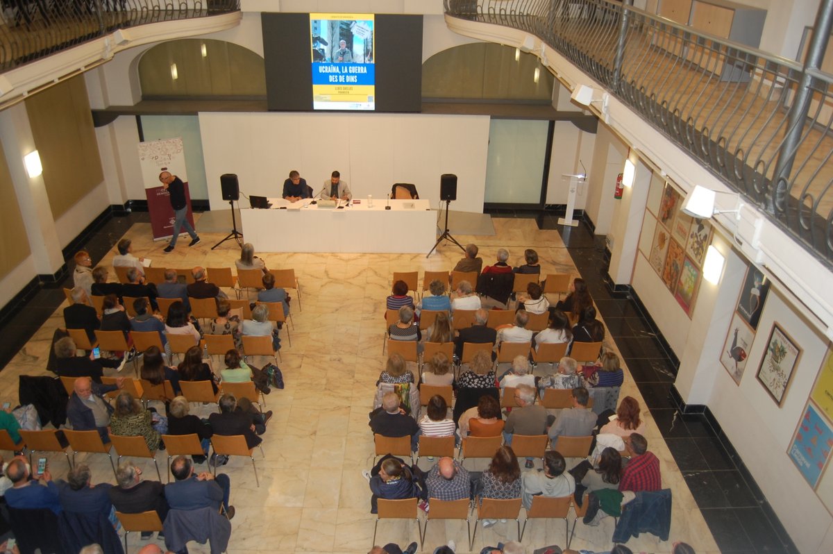 dretscivilsll's tweet photo. Conferència de @LluisCaelles al Debat de Memòria de @paerialleida. La sala Alfred Perenya plena  de gent escoltant l'experiència del periodista a Ucraïna i el futur de la guerra sota la presidència de Donald Trump. https://t.co/aEEXqbseck