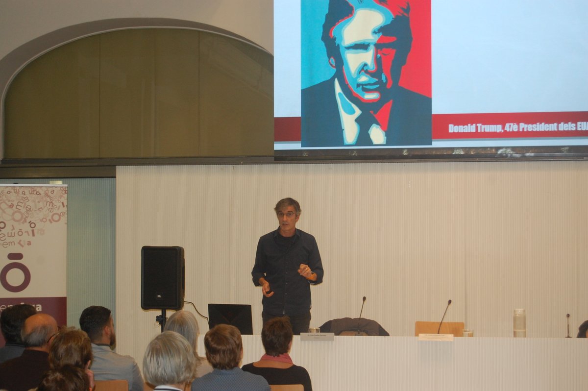 Conferència de <a href="/LluisCaelles/">Lluís Caelles</a> al Debat de Memòria de <a href="/paerialleida/">Ajuntament de Lleida</a>. La sala Alfred Perenya plena  de gent escoltant l'experiència del periodista a Ucraïna i el futur de la guerra sota la presidència de Donald Trump.