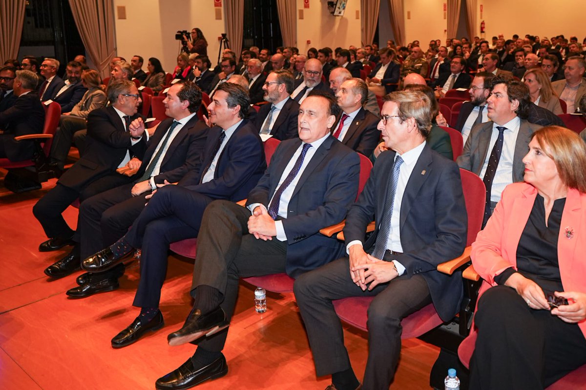 Consejería Universidad, Investigación e Innovación (@universidadand) on Twitter photo <a href="/GoVillamandos/">José Carlos Gómez Villamandos</a> <a href="/IndustriaAnd/">Consejería de Industria, Energía y Minas</a> <a href="/EjercitoTierra/">Ejército de Tierra 🇪🇸</a> <a href="/AndaluciaJunta/">Junta de Andalucía</a> <a href="/JuanMa_Moreno/">Juanma Moreno</a> <a href="/ParadelaJSr/">Jorge Paradela</a> <a href="/jmbellidoroche/">José Maria Bellido</a> <a href="/s_fuentesl/">Salvador Fuentes</a> <a href="/dipucordoba/">Diputación de Córdoba</a> <a href="/ayuncordoba_es/">Ayuntamiento Córdoba</a> 🔝 Andalucía cuenta con 8 clústeres de innovación reconocidos por el Estado:
📲 OnTech Innovation
🚀 Andalucía Aerospace
💧 ASA-Andalucía (agua)
🫒 Inoleo (oleícola)
🚆 Railway Innovation Hub (ferroviario)
🏙️ Smart City Clúster
⚓ Clúster Marítimo Naval
🍽️ Landaluz (alimentario) <a href="/GoVillamandos/">José Carlos Gómez Villamandos</a> <a href="/IndustriaAnd/">Consejería de Industria, Energía y Minas</a> <a href="/EjercitoTierra/">Ejército de Tierra 🇪🇸</a> <a href="/AndaluciaJunta/">Junta de Andalucía</a> <a href="/JuanMa_Moreno/">Juanma Moreno</a> <a href="/ParadelaJSr/">Jorge Paradela</a> <a href="/jmbellidoroche/">José Maria Bellido</a> <a href="/s_fuentesl/">Salvador Fuentes</a> <a href="/dipucordoba/">Diputación de Córdoba</a> <a href="/ayuncordoba_es/">Ayuntamiento Córdoba</a> 🔝 Andalucía cuenta con 8 clústeres de innovación reconocidos por el Estado:
📲 OnTech Innovation
🚀 Andalucía Aerospace
💧 ASA-Andalucía (agua)
🫒 Inoleo (oleícola)
🚆 Railway Innovation Hub (ferroviario)
🏙️ Smart City Clúster
⚓ Clúster Marítimo Naval
🍽️ Landaluz (alimentario)