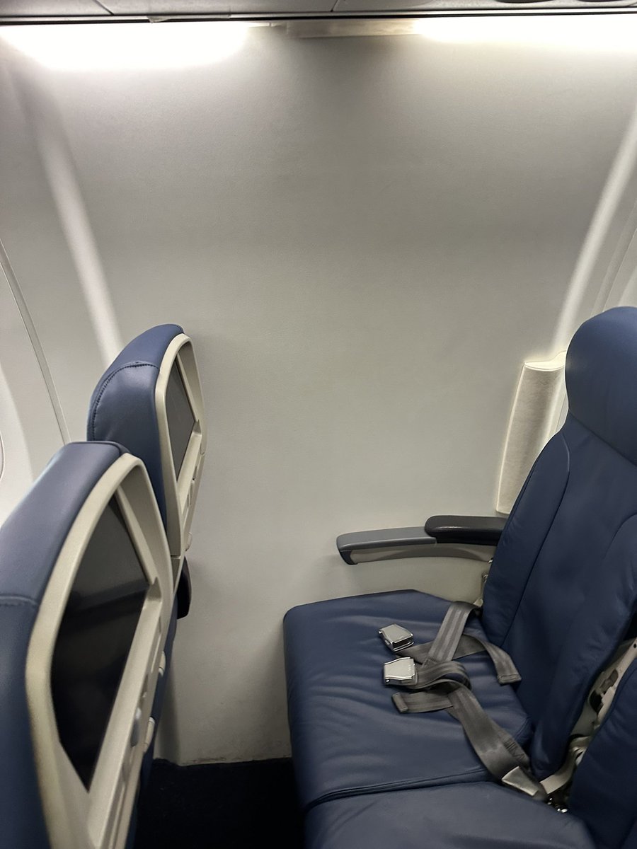 TheBrianKeele's tweet photo. @Delta THIS IS NOT A WINDOW SEAT! #claustrophobicnightmare https://t.co/BQEUNiYImC