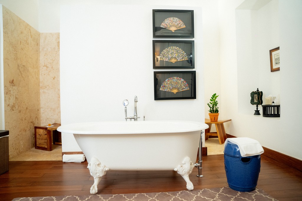 Details in our guest suites retain authentic elements of the past  that blend colonial romance and timeless charm. Join us and captivate the senses for a  unique getaway. ✨

#CasasDelXVI #SantoDomingo