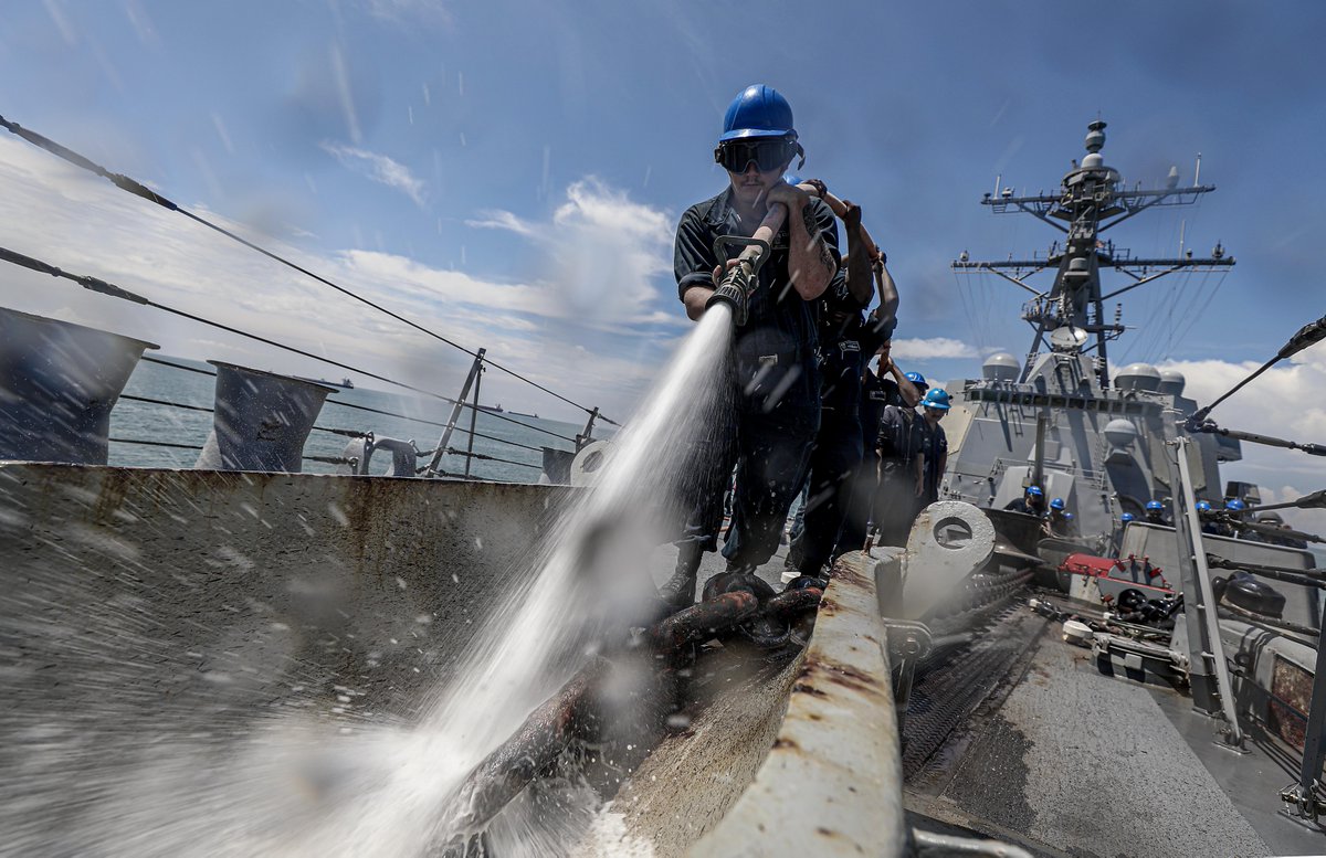 USNavy's tweet photo. #USNavyPhotosoftheDay 

1️⃣ BMSN Guilliams hoses an anchor chain to prepare #USSDewey to 2️⃣ depart Lumut, Malaysia 3️⃣ @TheDDG51 #FLTOPS in Mediterranean Sea 4️⃣ ABE2 Grandison directs an F/A-18E from VFA-31 aboard @CVN78_GRFord 👉 https://t.co/aZddB6hxYf https://t.co/IgtubLPGF1