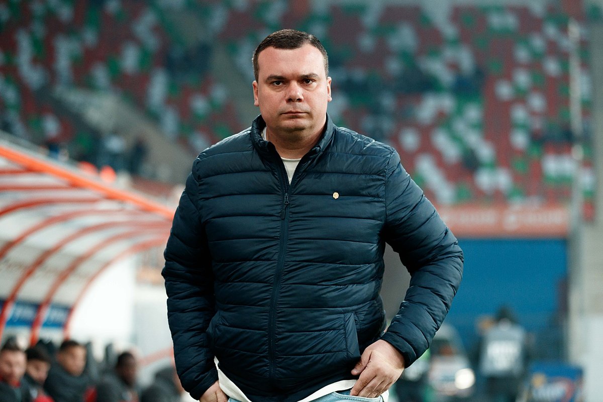 Wszedl se do ligi, w pierwszym pelnym sezonie wygral mistrza ze sredniakiem. Teraz przy grze co 3 dni na przestrzeni 11 meczów robi bilans 10-1-0 + 3-0-0 w LKE wygrywajac m. in. na legendarnym PARKEN. Zero pierdolenia o ciaglej nauce, tylko od razu jedzie z tematem. Pan trener