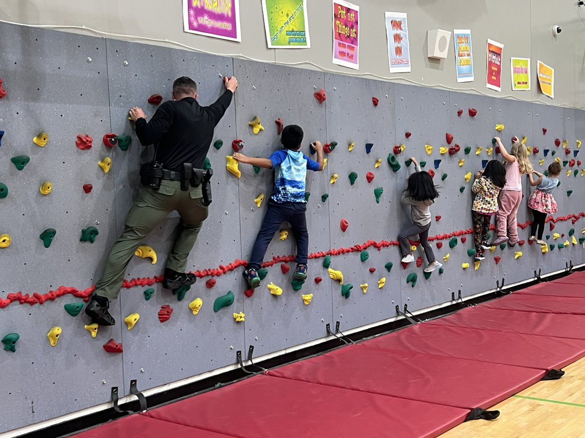 Jennings_Creek's tweet photo. Officer Clark, our resource officer came to speak to LOM about being resilient.   A great message of encouragement!  #leaderinme https://t.co/pOHgyvr0Cd