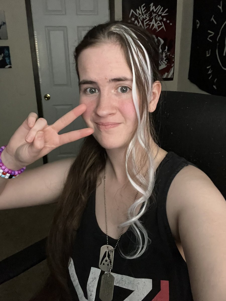 Happy N7 Day to my fellow #MassEffect fans! I’m of course channeling Piper from @StormbreakCrew today ❤️🤍🖤