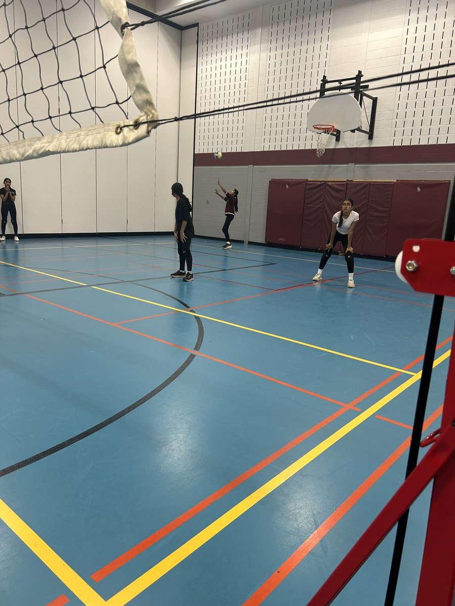 Volleyball season is in full swing🏐 So nice to have the Banbury boys and girls teams over for a friendly exhibition game tonight!