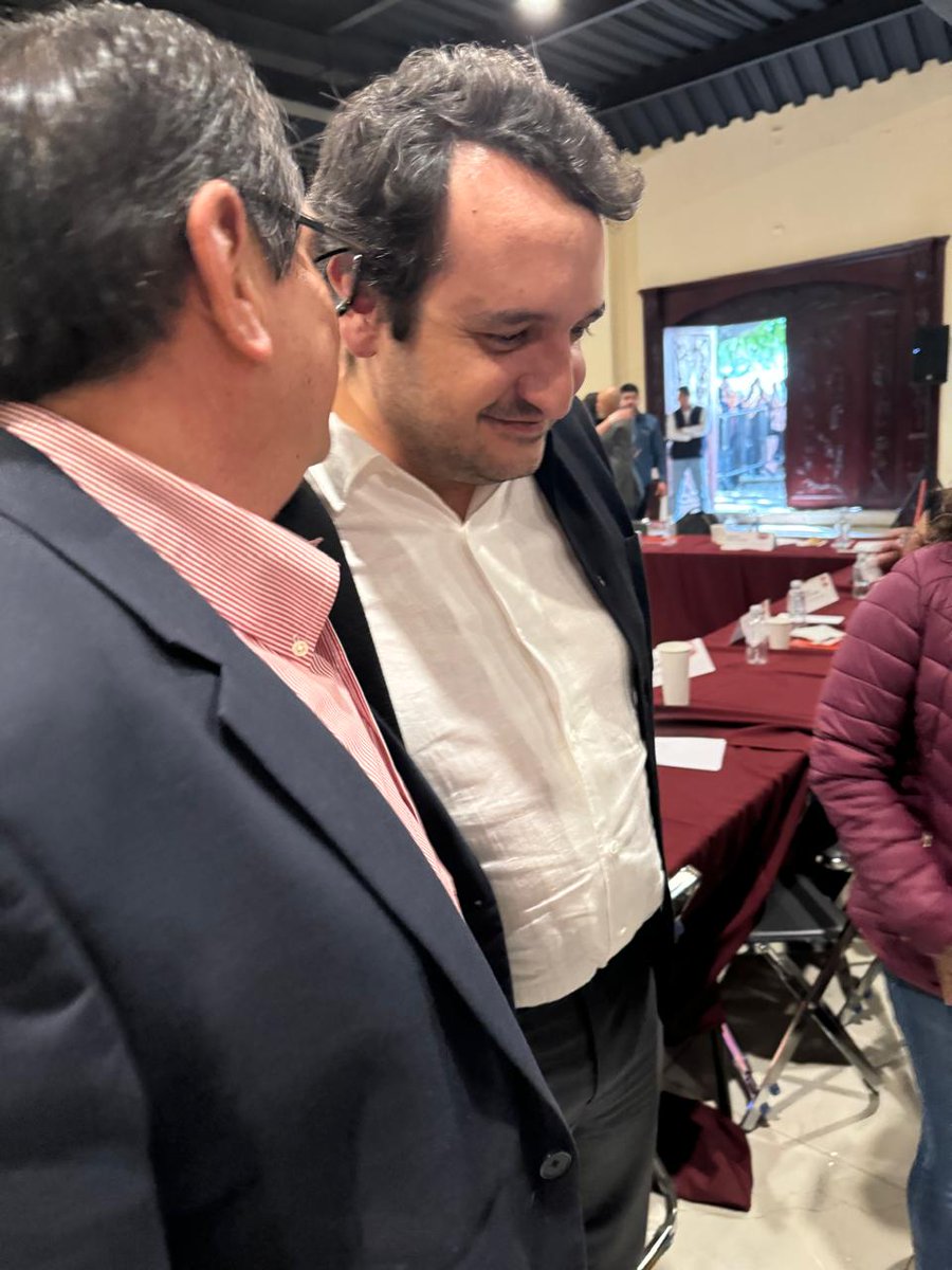 HugoRodriguezD's tweet photo. Reunión con la militancia de @CENMorenaMX @4TMorenaJalisco con nuestros líderes @LuisaAlcalde #AndyLópezBeltrán. Vienen cosas buenas para la militancia real del partido. https://t.co/Kx2G1tk9wZ