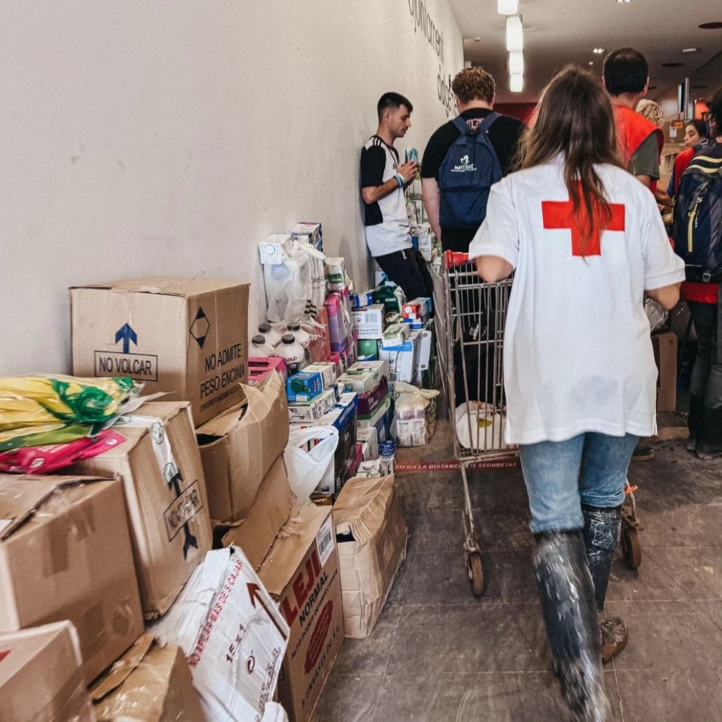 CRE_Emergencias's tweet photo. #Voluntariado
Personas ayudando a personas.
En cada emergencia, cada acción cuenta y cada mano tendida suma. ¡Gracias!
#DANA https://t.co/cyVxnmR08O