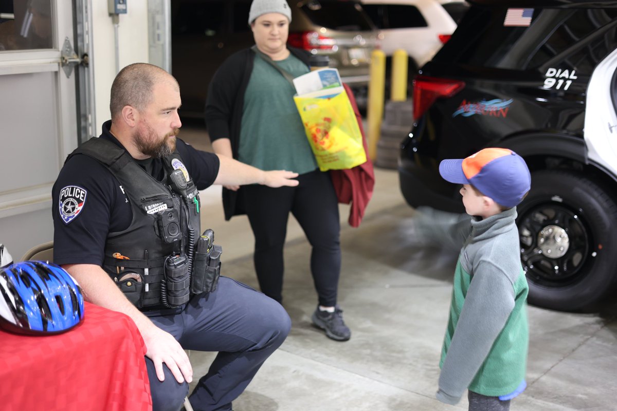 AuburnWAPolice's tweet photo. We had a great time at Scout Night last night! Thanks for the invite @ValleyFire ! 🚔🚒 #ScoutNight #VRFA #APD #Auburn https://t.co/EdDE2t6Ve7