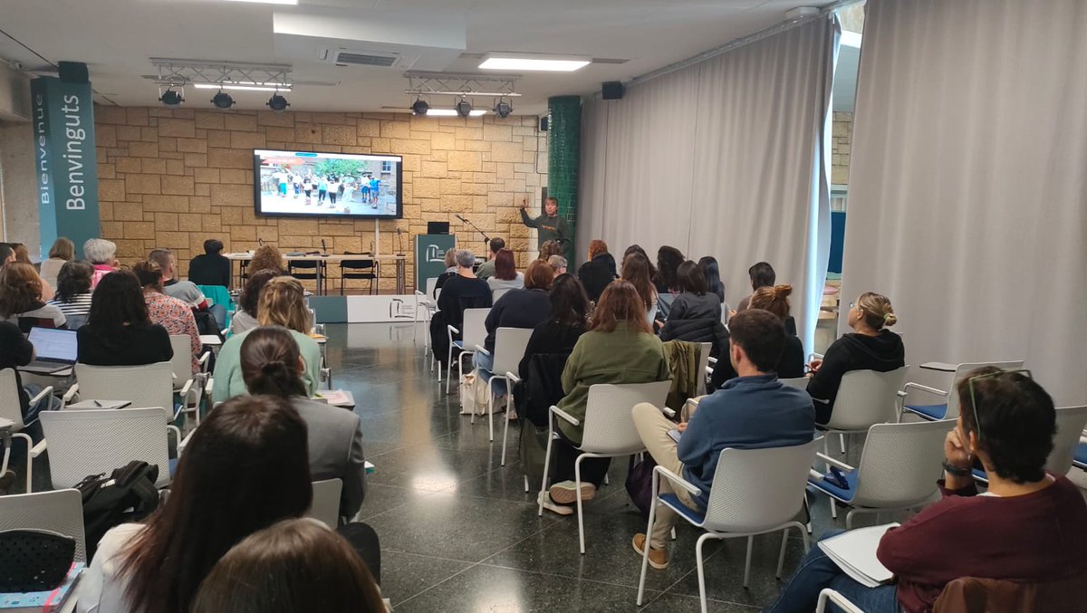EscPratdelariba's tweet photo. Avui hem tingut el plaer de compartir l'#EcosistemaEducatiu al Seminari d'Equips Directius organitzat pel @crptgn

Dedicar temps a parlar i debatre sobre #equitat és una necessitat.

#Gràcies equips directius i @crptgn per fer-ho possible!
#SOMescolapública
#SOMecosistemaeducatiu https://t.co/rH0RNb0OrN