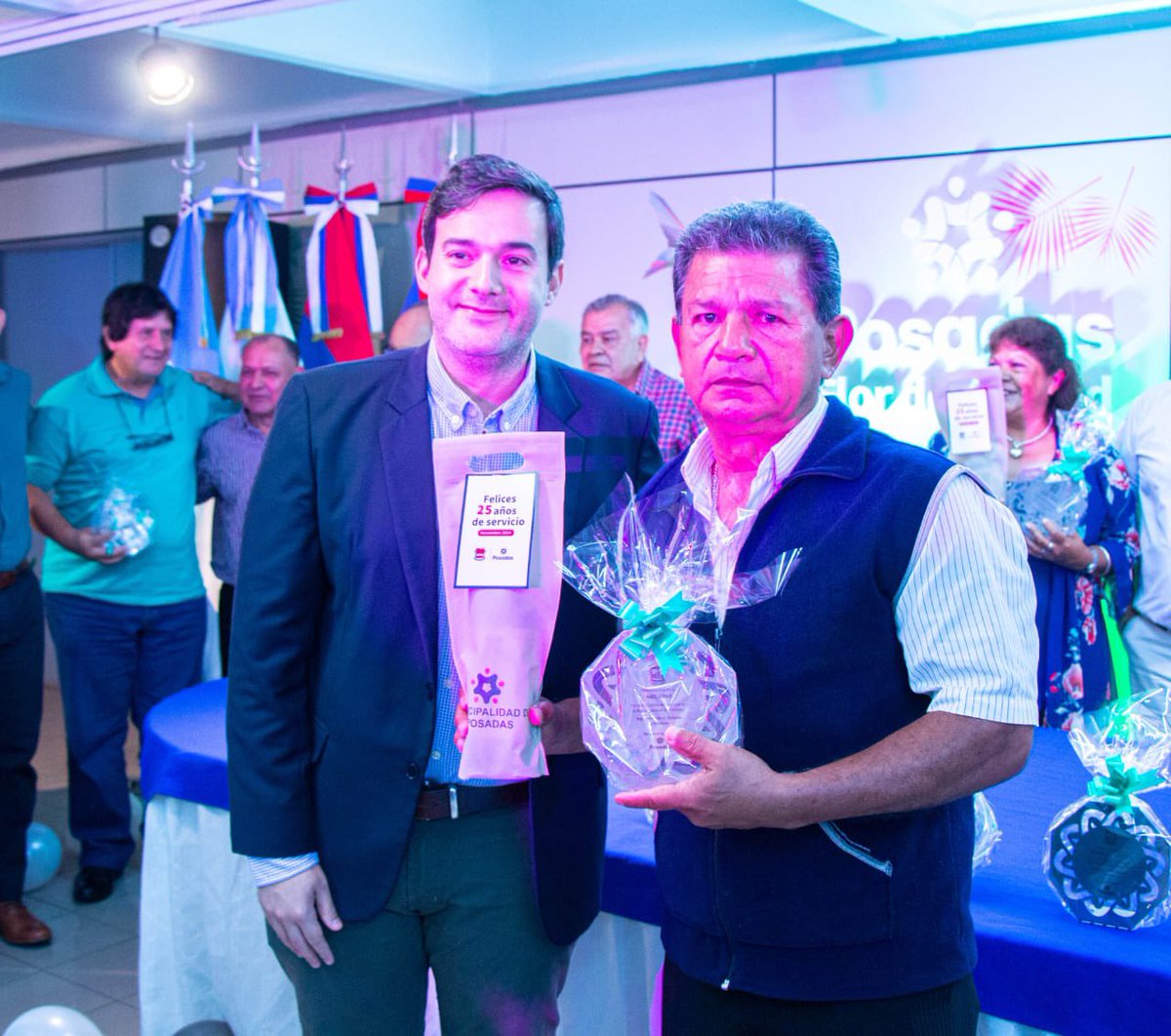 joseamableok's tweet photo. Un reconocimiento para los trabajadores municipales que cumplen 25 de servicio. 
Cada uno desde su lugar, aportan para el crecimiento de nuestra ciudad. Felicitaciones a ellos y sus familias.
@muniposadas https://t.co/KGMytpB2ss