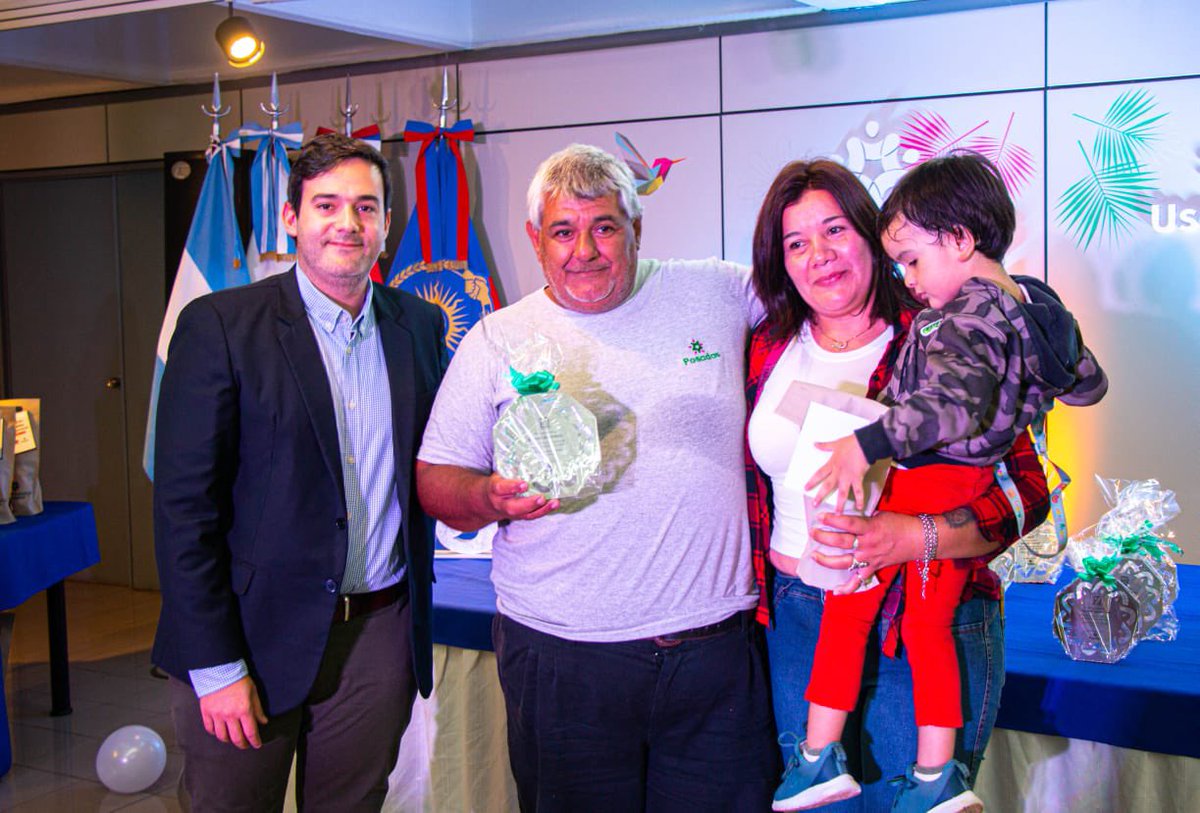 joseamableok's tweet photo. Un reconocimiento para los trabajadores municipales que cumplen 25 de servicio. 
Cada uno desde su lugar, aportan para el crecimiento de nuestra ciudad. Felicitaciones a ellos y sus familias.
@muniposadas https://t.co/KGMytpB2ss