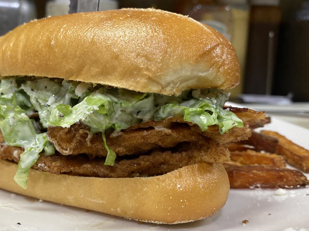 Hazys_Bar's tweet photo. The Cluck-U Caesar Sandwich

Thin-sliced, hand-breaded chicken on a buttery garlic toasted Liscio’s roll with bacon and romaine lettuce drenched in Caesar dressing and Parmesan cheese. Served with a side of sweet potato fries https://t.co/R3T9OE0kRr