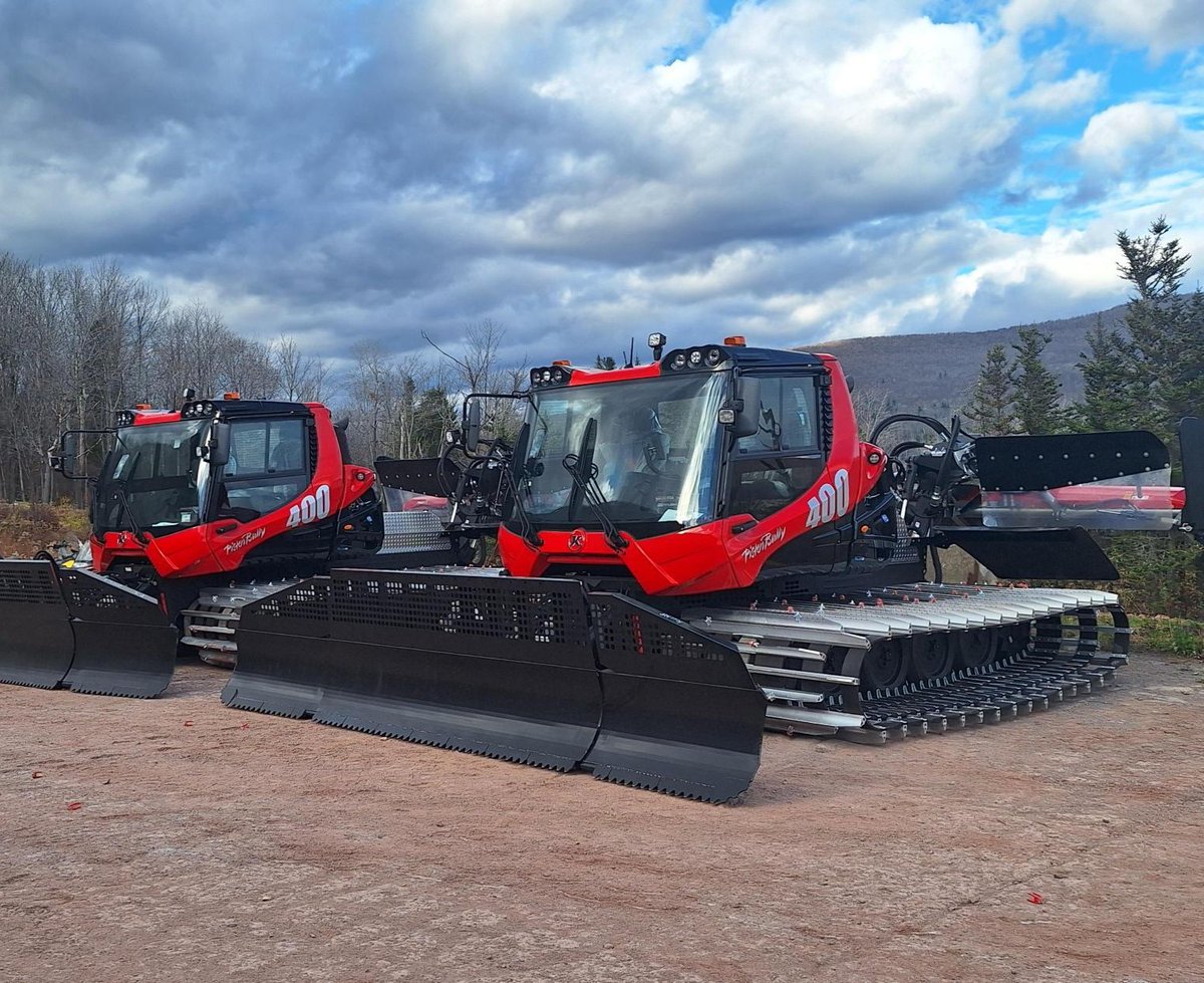 The team will be riding in style this season. 😎 Shoutout to <a href="/PistenBullyUSA/">PistenBully</a> for the new snowcats!

#Hunter65 #snowmakingcapitaloftheworld