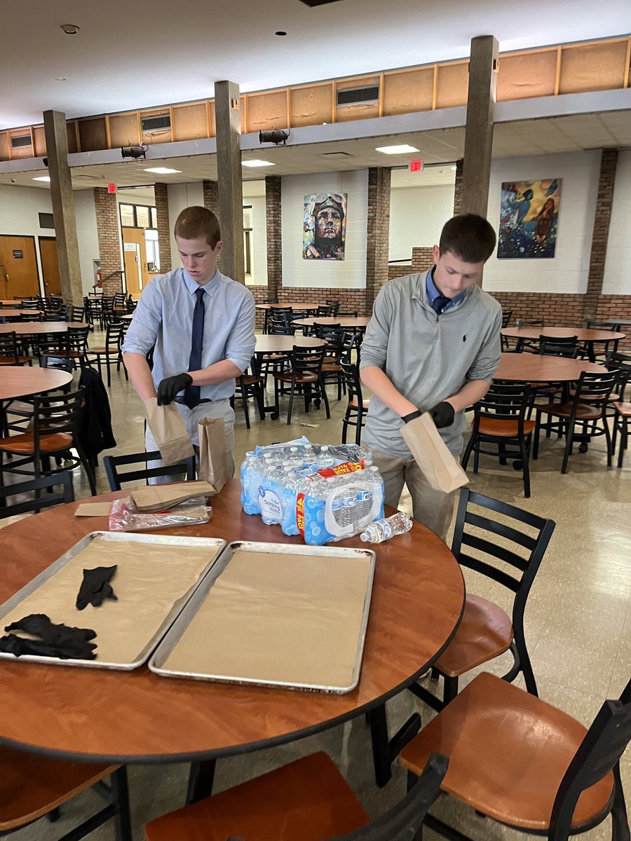 linslymbb's tweet photo. Getting to work by helping our community as we kick off Project PB&amp;J.  All 60 lunches will be delivered to the Freeze Shelter tomorrow with the help of Street Moms.
#AlwaysGivingBack https://t.co/dz7d562LYN