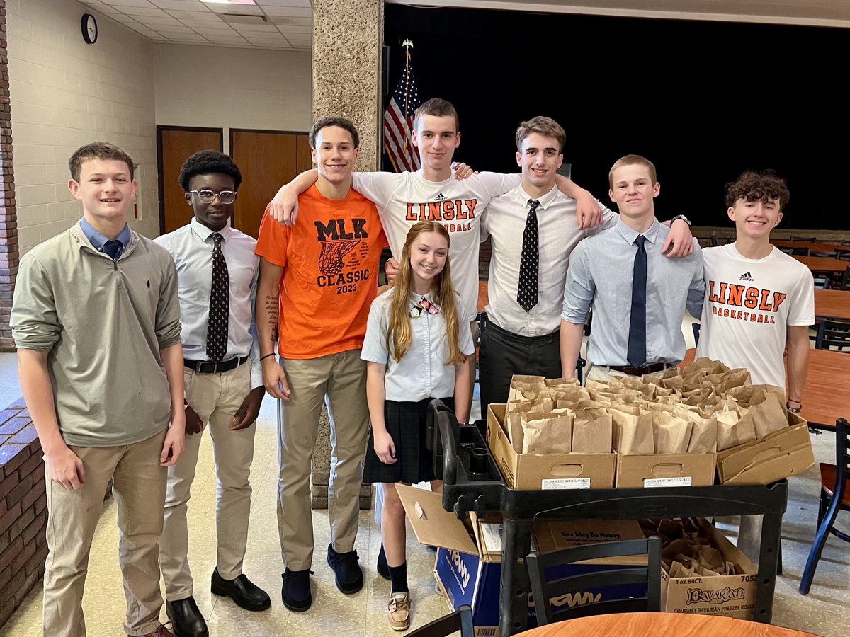 linslymbb's tweet photo. Getting to work by helping our community as we kick off Project PB&amp;J.  All 60 lunches will be delivered to the Freeze Shelter tomorrow with the help of Street Moms.
#AlwaysGivingBack https://t.co/dz7d562LYN
