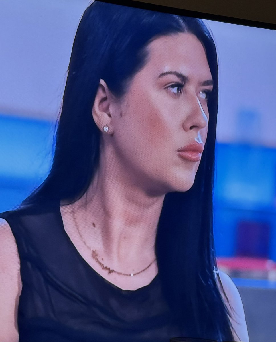 uncle_b79's tweet photo. Who the hell does she think she is?! Thinks she is a mean girl but the reality is that she is a mouthy bully #MarriedAtFirstSightuk #MAFSUK #MAFS #marriedatfirstsight #holly https://t.co/z3q78b7ZeK