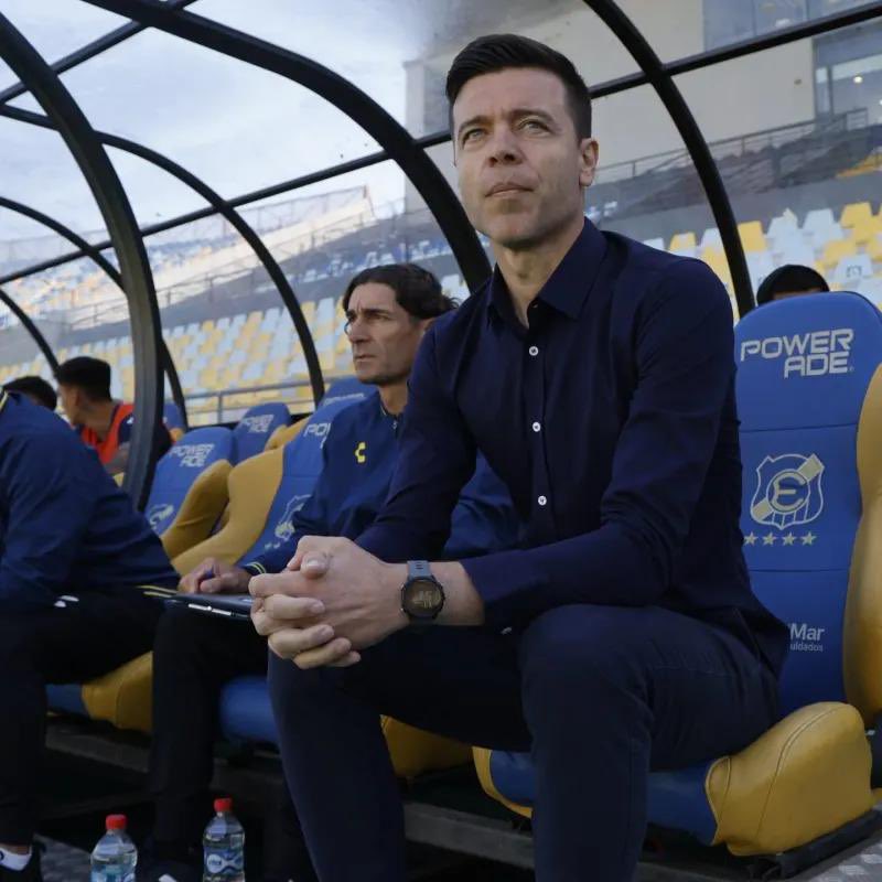 Peraltafifo's tweet image. 🇺🇦 Según la información que tengo, Esteban Solari NO continuará en Everton para el 2025. Pese a tener al equipo en zona de copas, el año deportivo no convenció a la plana mayor de Grupo Pachuca por el plantel conformado. Se confirmaría post duelo ante la U. En desarrollo 🚨